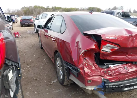 2015 Volkswagen Passat 1.8T Wolfsburg Edition z USA, uszkodzony, nr VIN 1VWAT7A36FC047132